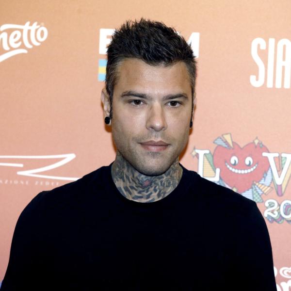 Perché Fedez e Chiara Ferragni non mostrano più i volti dei figli sui social? Le ipotesi sul cambio di rotta