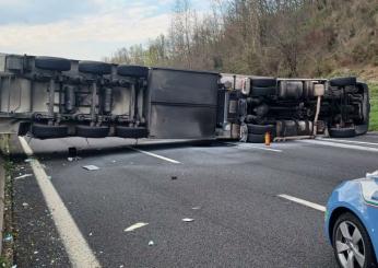 Frosinone, incidente sull’A1 all’altezza di Ceprano: camion si ribalta, traffico in tilt verso Napoli