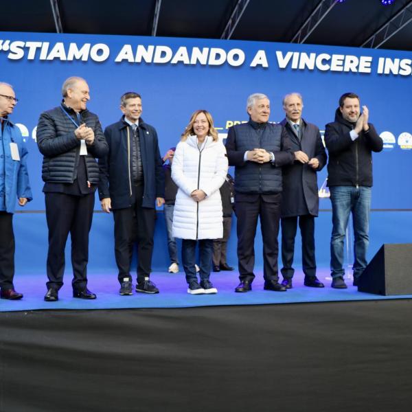 Elezioni in Basilicata 2024, il centrodestra a Potenza per il comizio finale. Meloni: “Finita la repubblica delle banane”, Salvini: “Siamo orgogliosi del nostro lavoro” | VIDEO