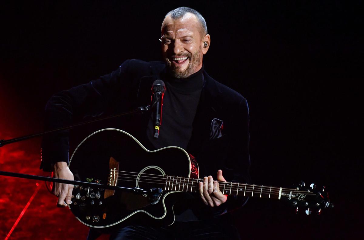 Biagio Antonacci canta sotto ai portici di Bologna con un’artista di strada: “E’ la bellezza della vita”, il video è virale