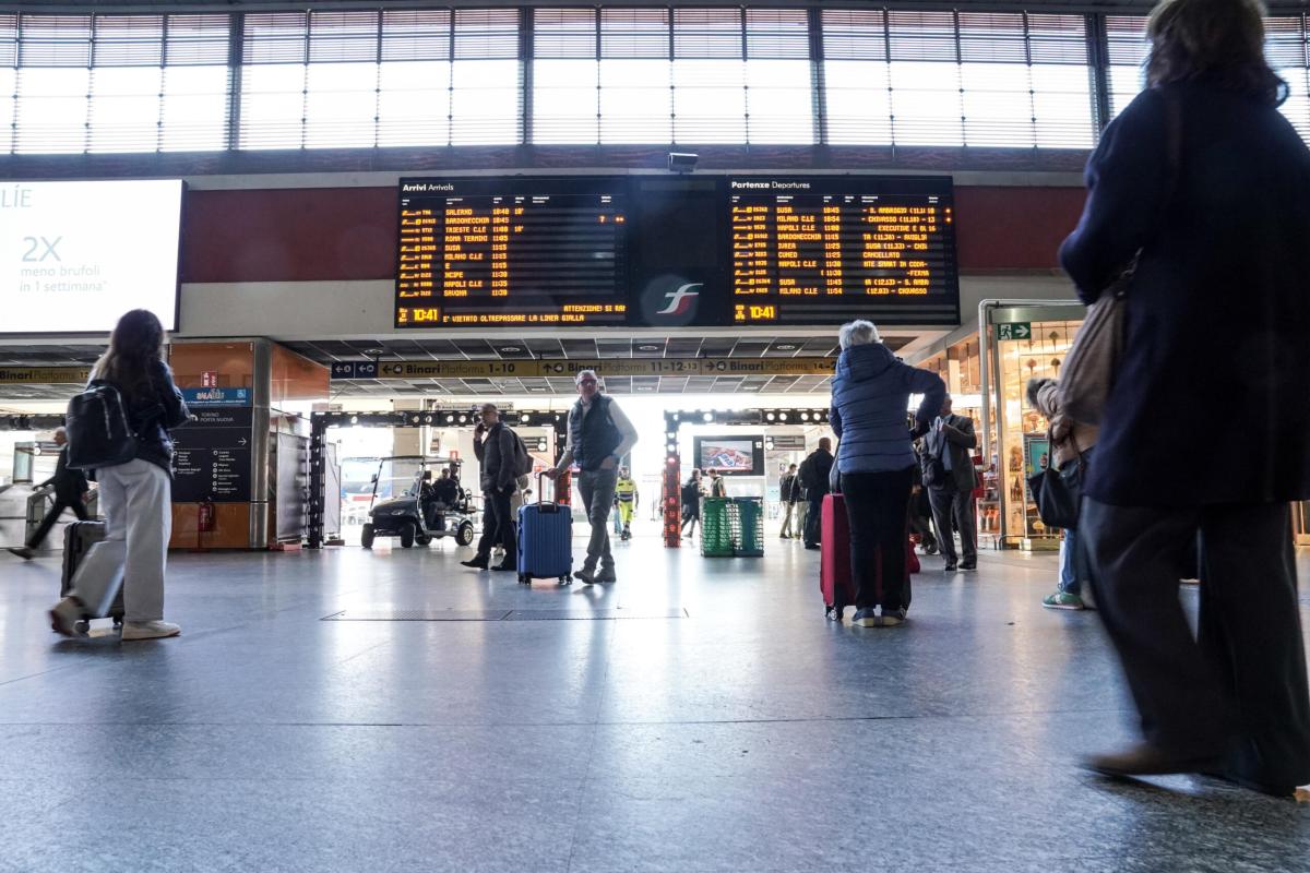 Sciopero treni 19 maggio 2024, disagi per Trenitalia e Trenord: orari, fasce di garanzia e motivi dell’agitazione