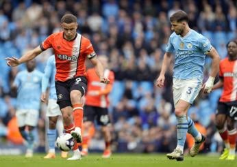 Perché il Luton Town, squadra di Championship, giocherà con la stessa maglia anche nella prossima stagione?