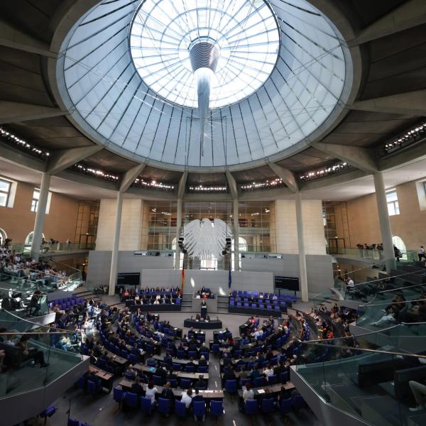 Germania, strette sul porto di armi bianche e sui benefici per i migranti dopo l’accoltellamento di Solingen. Cosa prevede il pacchetto di leggi?