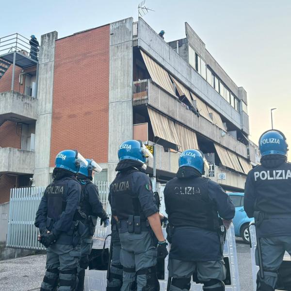 Roma, ex hotel Cinecittà occupato e sgomberato. La rabbia dei residenti: “Abbiamo passato l’inferno, vergognosa la lentezza della liberazione” | VIDEO