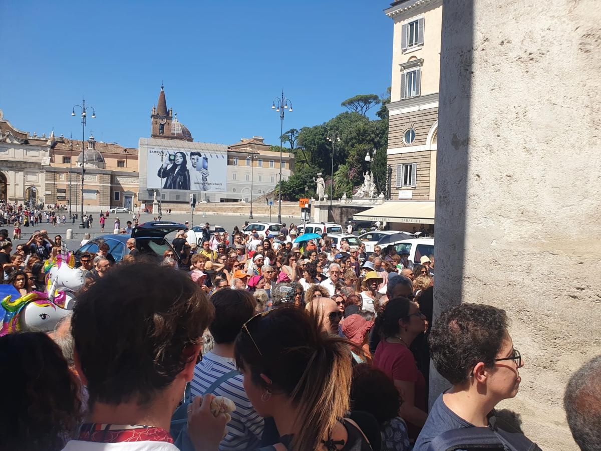 Funerali Michela Murgia: emozioni, applausi, canti e tanta gente pe…