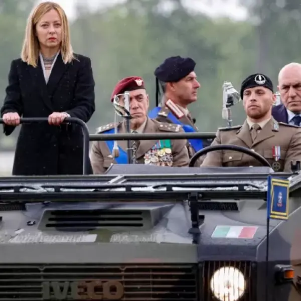 Perchè sta facendo discutere tanto la foto della Meloni in piedi sulla Jeep militare mentre passa in rassegna l’Esercito (oggi, invece, si è dedicata al passo dei Bersaglieri)