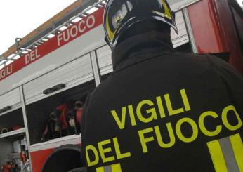 Incendio a Ostia: brucia l’ingresso di un appartamento, una donna si mette in salvo sul balcone ma muoiono due cagnolini