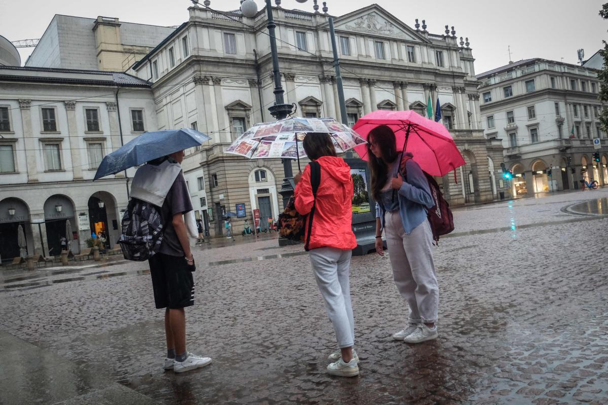 Bomba d’acqua improvvisa su Milano, strade e stazioni metro allagat…