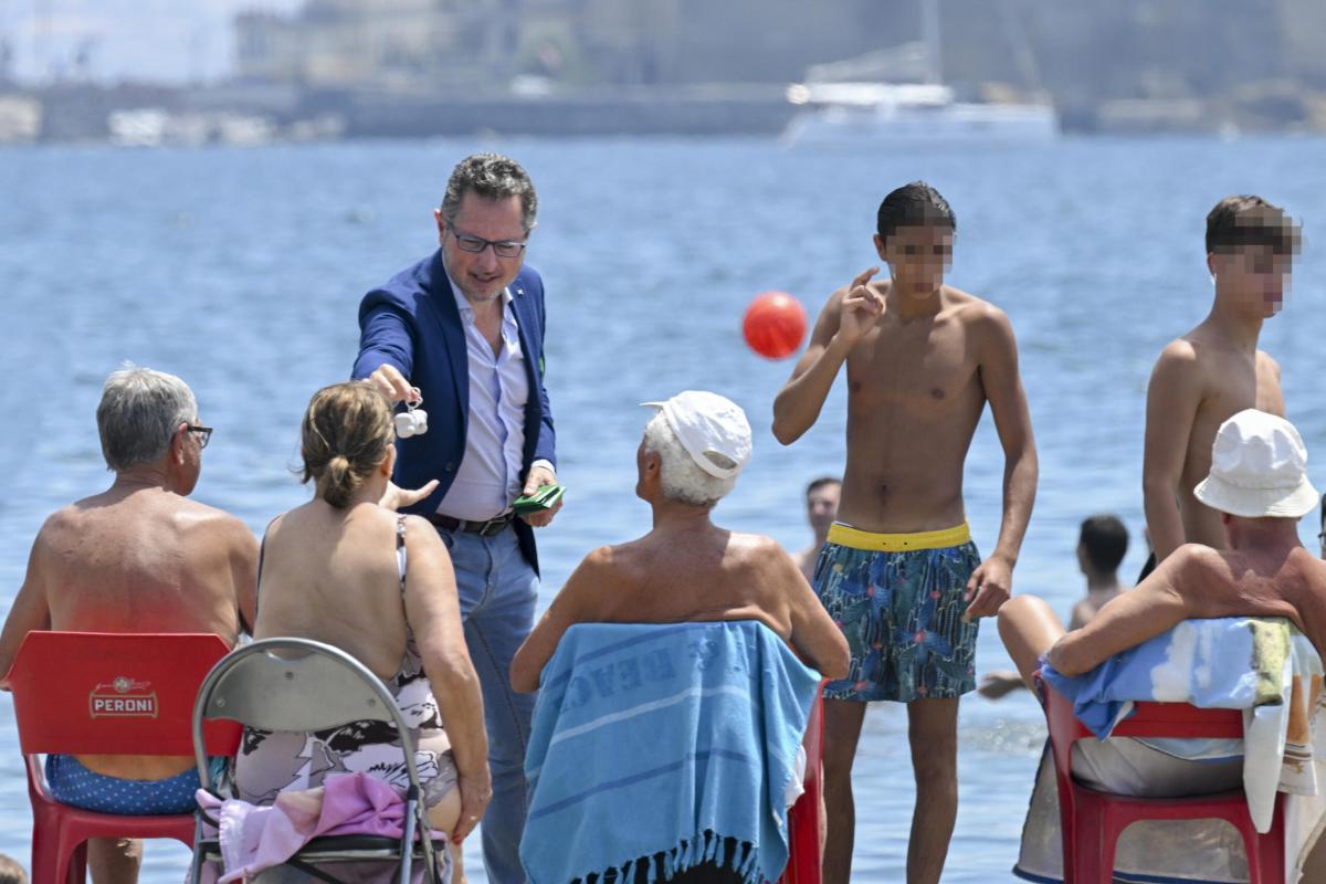 Napoli, Francesco Borrelli (AVS) per la quarantesima volta mandato in ospedale: “Colpito dagli abusivi in spiaggia: volevo ripristinare la legalità a Mappatella beach”