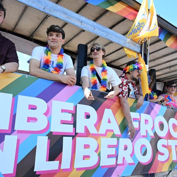 Pride a Roma, i cartelli più divertenti. Molti dedicati a Papa Francesco: “La frociaggine non sarà mai troppa” | VIDEO