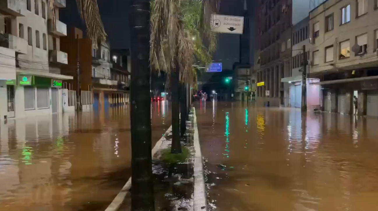 Brasile, il maltempo continua a uccidere: sale a 78 il bilancio delle vittime dell’alluvione. Oltre 115mila gli sfollati a Porto Alegre | VIDEO