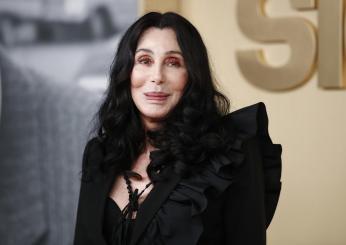 Cher in passerella per Balmain a 76 anni: l’intramontabile icona di stile alla Paris Fashion Week