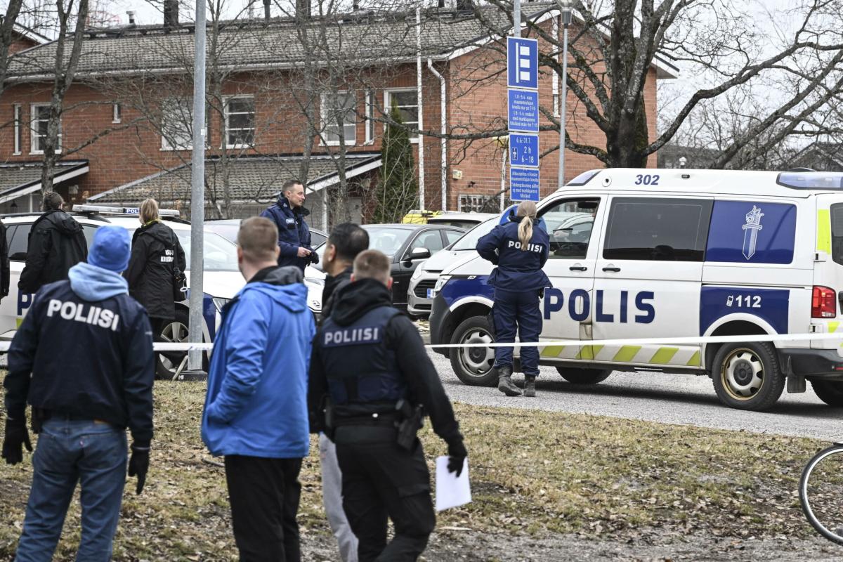 Finlandia, sparatoria fuori una scuola a Vantaa: un morto e due feriti fra gli studenti. Arrestato chi ha sparato: era un 12enne