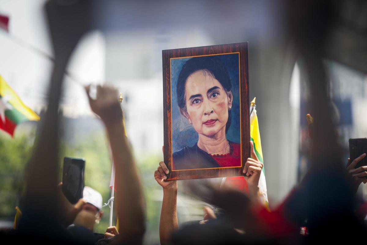 Myanmar, la premio Nobel per la pace, Aung San Suu Kyi, è stata trasferita ai domiciliari