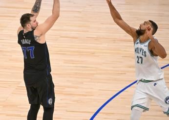 NBA, Dallas rimonta Minnesota dal -18. Tripla doppia di Doncic e canestro decisivo con trash talking su Gobert | VIDEO