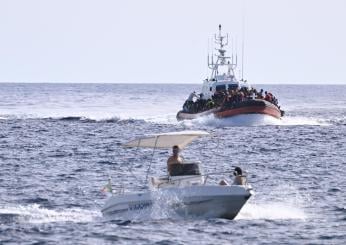 Trova bambino di 3 anni solo nel deserto e lo porta con sé a Lampedusa