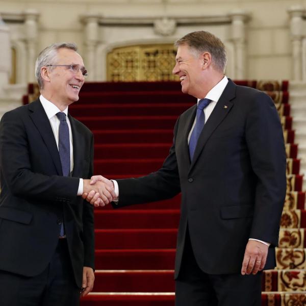 Bucarest, Stoltenberg (Nato) attacca la Russia: “Usa l’inverno come…