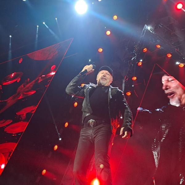 Vasco Rossi fa il “compagno” e nel ricordare il suo papà antifascista, attacca il governo Meloni: “I nazifascisti son tornati”