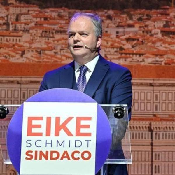 Elezioni comunali di Firenze, lo strano caso del candidato del centrodestra Eike Schmidt che fa infuriare il Pd di Napoli: “Non siamo la sua ruota di scorta”