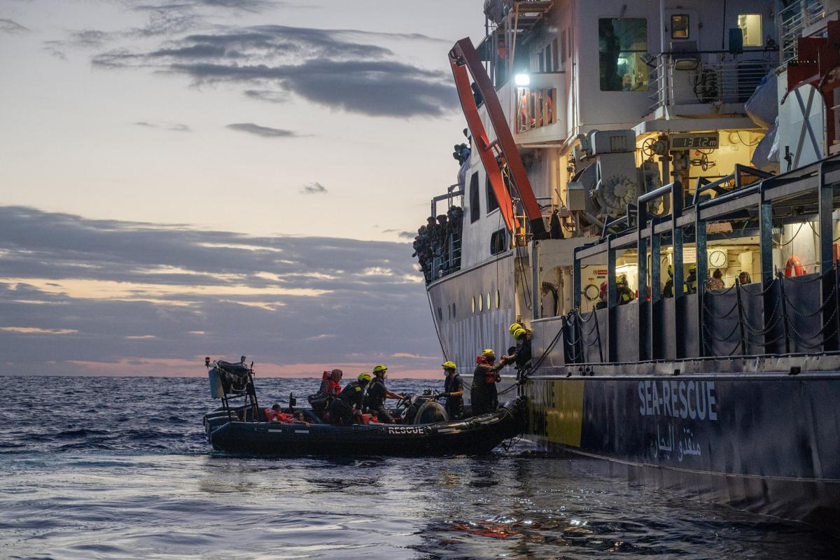 Ragusa: 500 migranti a bordo di un barcone in fase di soccorso con …