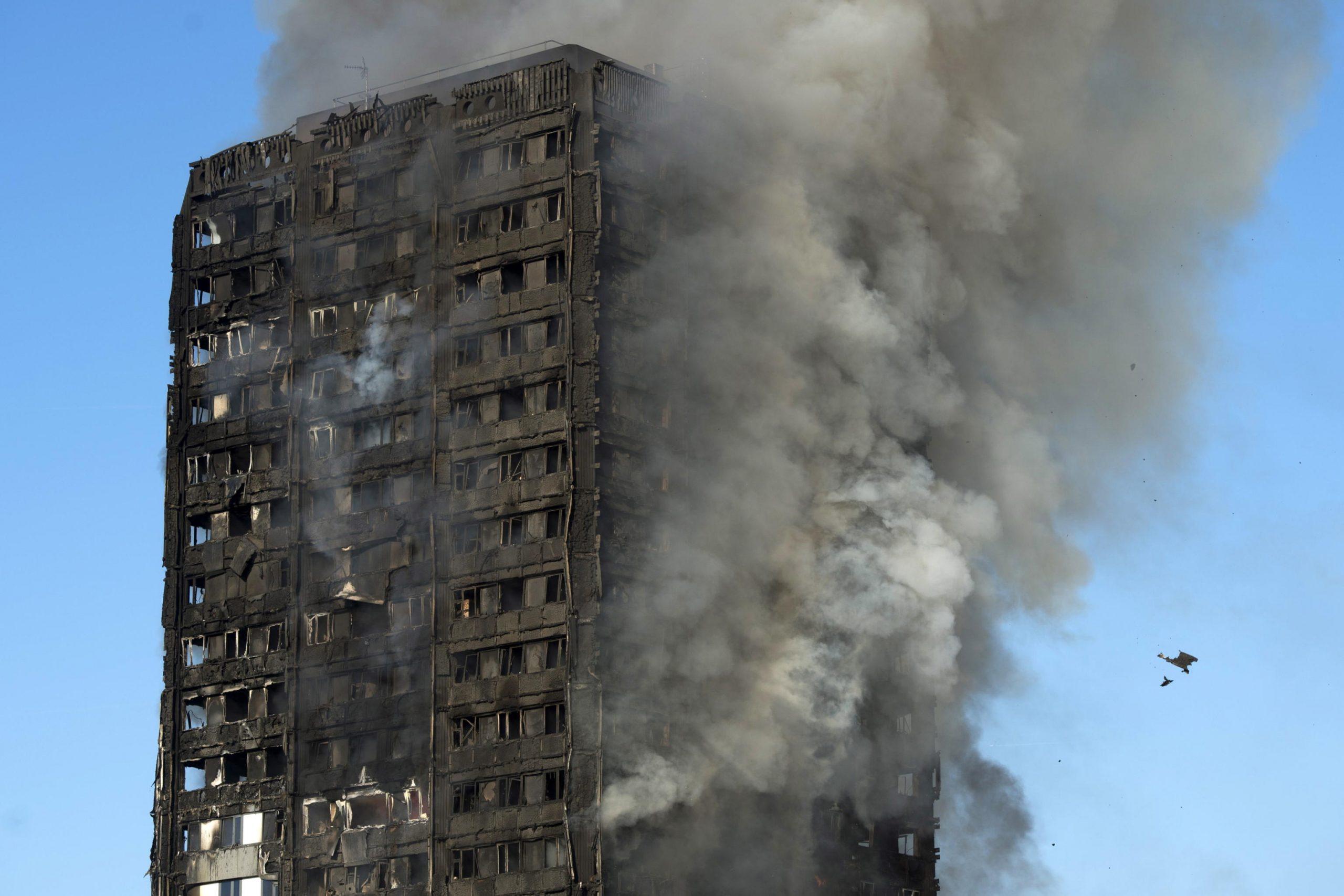 Incendio Grenfell Tower di Londra: pompieri ammalati di cancro dopo i soccorsi