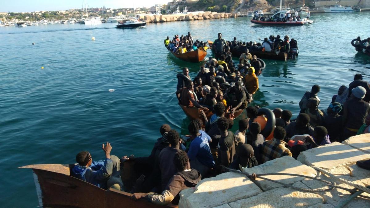 Lampedusa, sale la tensione fra migranti e Forze dell’Ordine: prote…