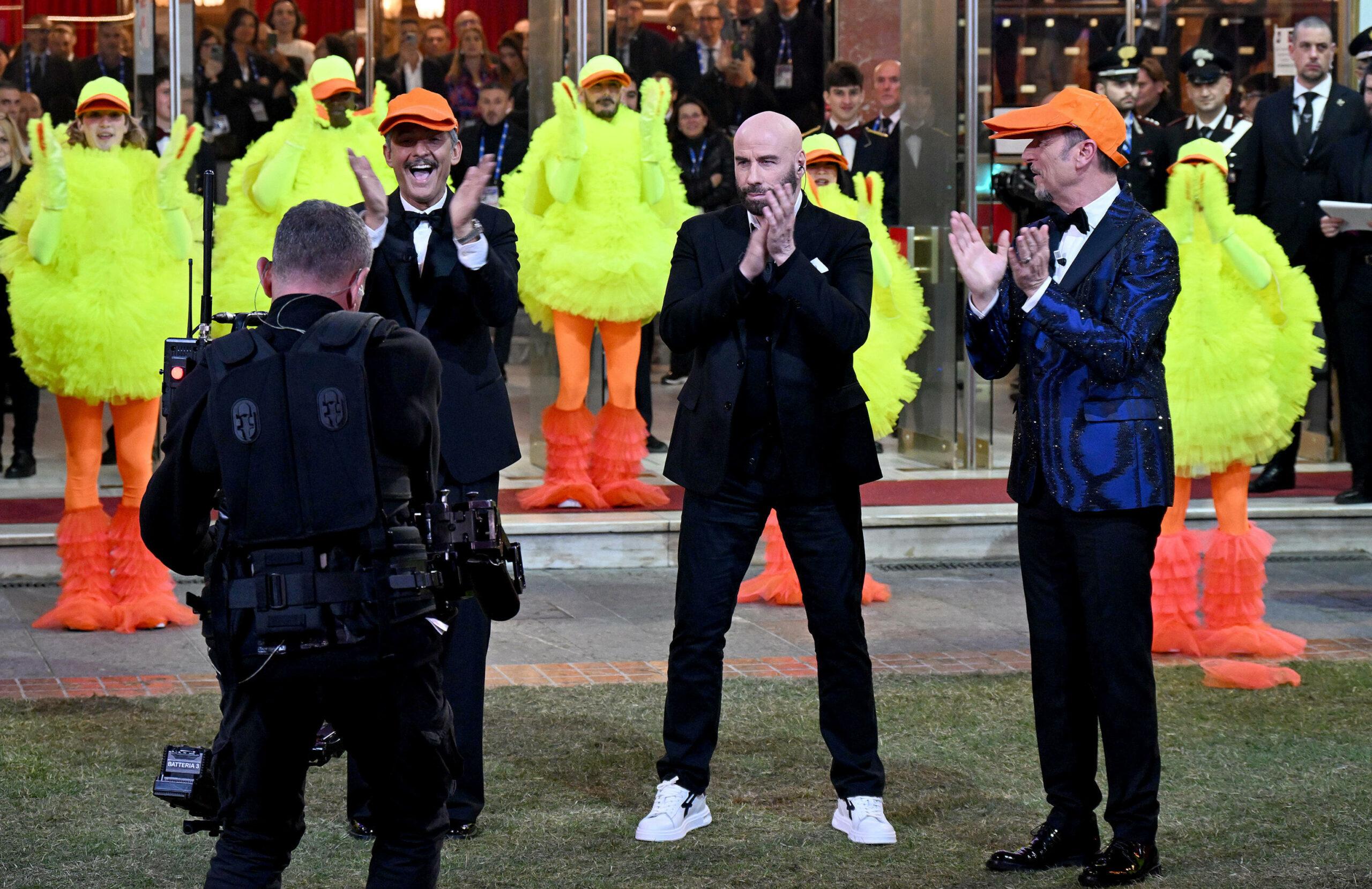 Sanremo 2024, pubblicità occulta di John Travolta alle scarpe? U-Power fa chiarezza: “Noi estranei”