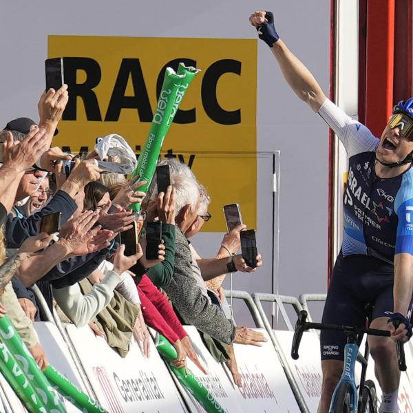 Volta Catalunya 2024, la Israel costretta a coprire i loghi sul bus per “ragioni di sicurezza”