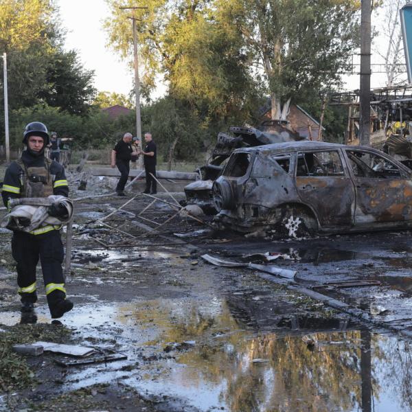 Guerra in Ucraina, Zelensky a Trump, dopo il piano dell’ex presidente americano di ritirare gli aiuti a Kiev: “Cedere i nostri territori è una cattiva idea”