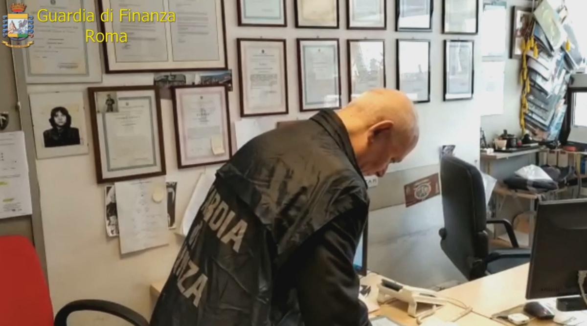 Roma, corruzione e bandi pilotati, 4 arresti: ai domiciliari anche Gabriele Visco, figlio dell’ex ministro