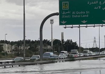 Maltempo in Medio Oriente, inondazioni colpiscono gli Emirati Arabi Uniti. Forti piogge in Oman: almeno 18 morti