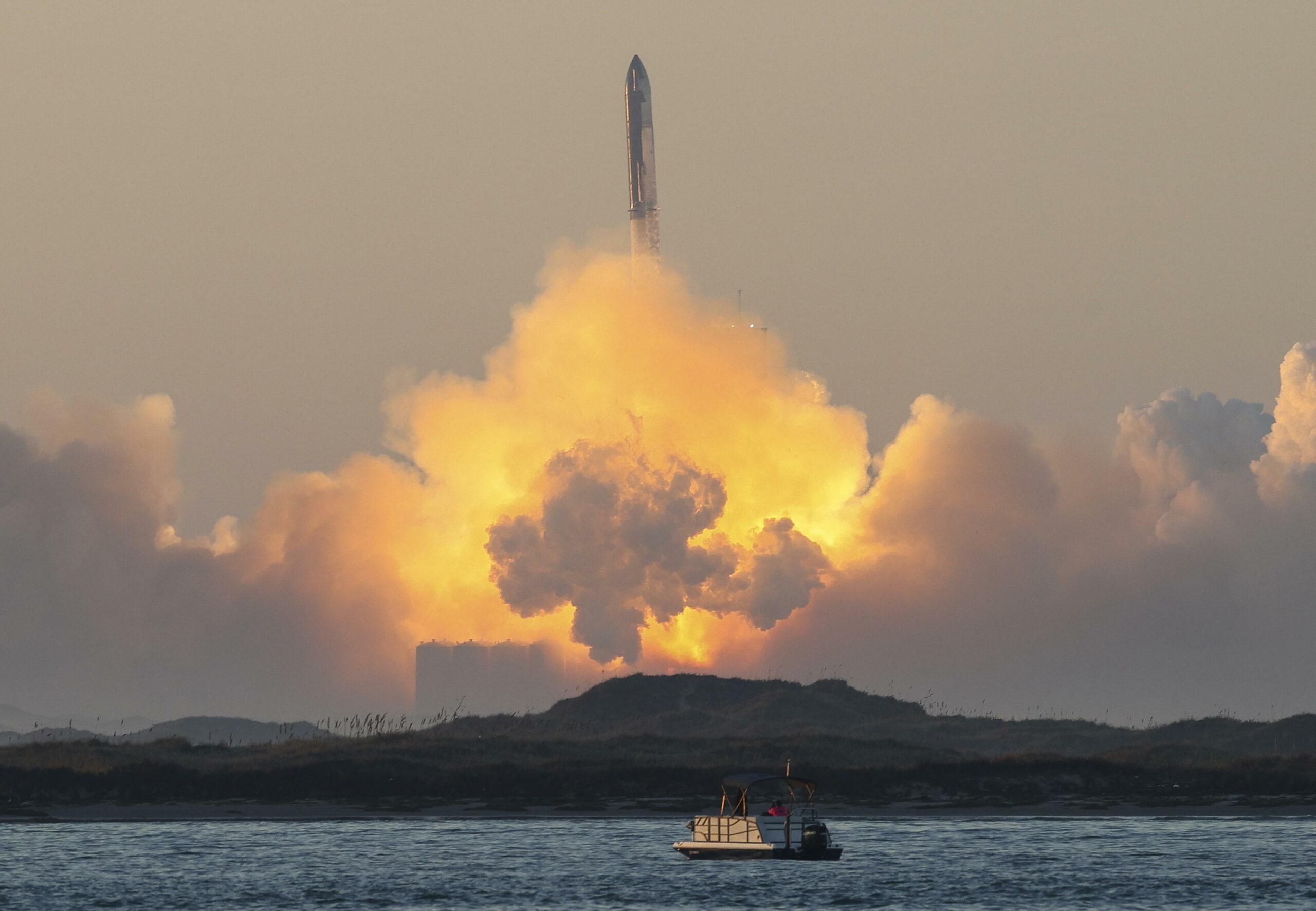 Lancio Starship, secondo test in volo per il razzo di SpaceX: è esploso dopo pochi minuti. Elon Musk: “Congratulazioni al team” | VIDEO