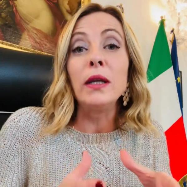 Manovra, è scontro totale. Meloni giura: “Le tasse non aumentano”, ma Schlein e Conte ribattono: “La Premier mente”. Dov’è la verità?