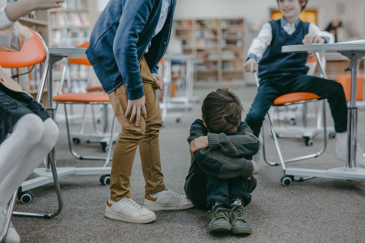 Bologna, bullismo e soprusi dentro e fuori da scuola: denunciato un 14enne