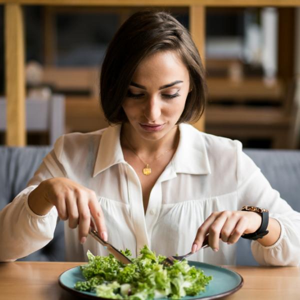 8 piante selvatiche che si possono mangiare: come riconoscerle e consumarle