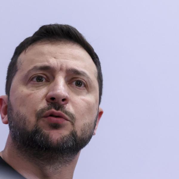 Ucraina, Zelensky annuncia: priorità alla produzione interna di armi