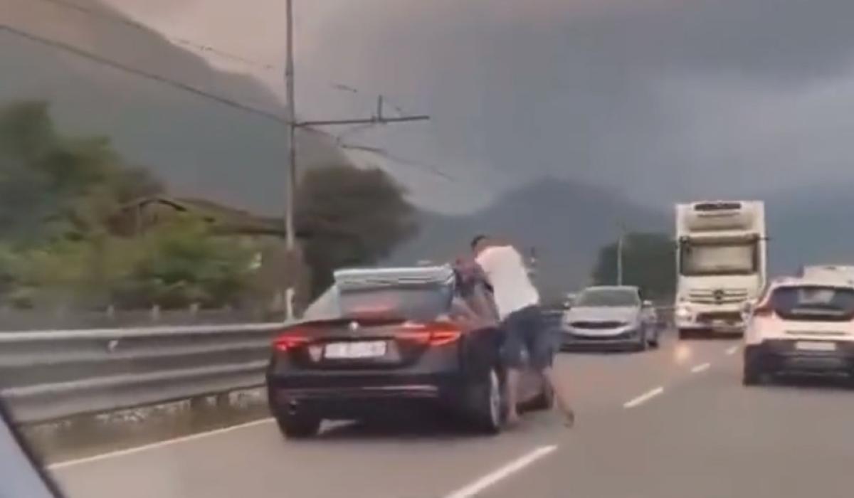 Sondrio, dà di matto sulla Ss38 e aggredisce a pugni e calci l’auto…