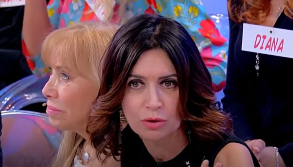 Barbara De Santi sfila in abito da sposa, Tina la fulmina: “Almeno per finta hai realizzato il tuo sogno”