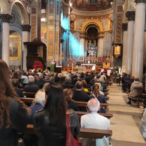 Funerali Ernesto Alicicco, l’ultimo saluto allo storico medico della Roma nella chiesa San Gioacchino. Presenti ex giocatori, anche De Rossi| VIDEO E FOTO