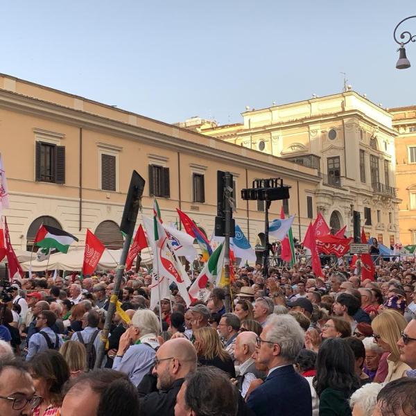 Manifestazione a Roma oggi delle opposizioni, in piazza Santi Apostoli. Schlein, appello alle opposizioni: “Basta divisioni”. E la piazza risponde: “Unità, unità”