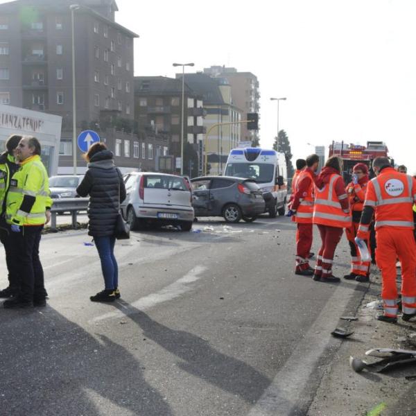 Tir carico di farina si ribalta sulla Fi-Pi-Li, ferito il conducente