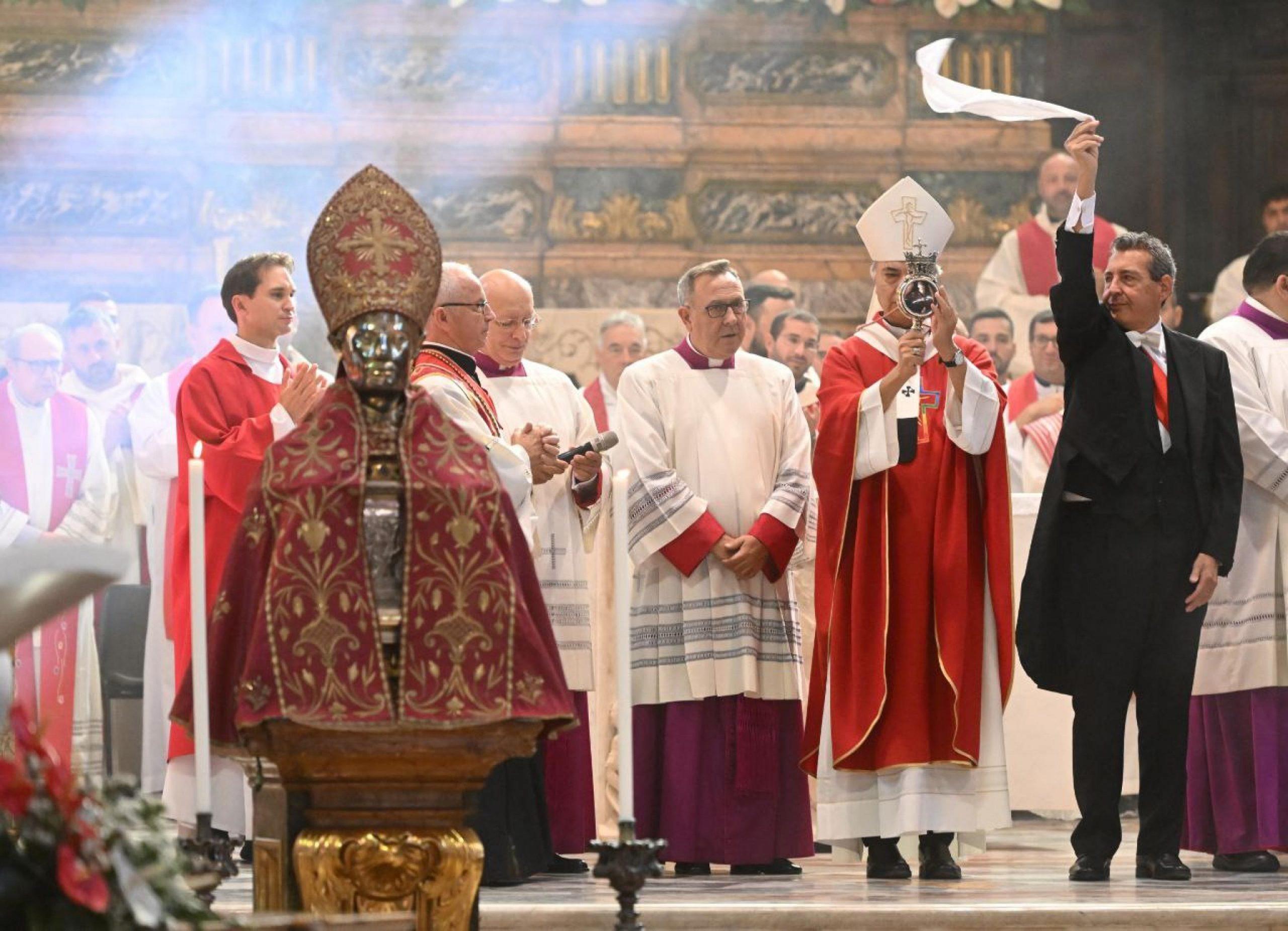 Miracolo di San Gennaro il sangue si è sciolto a Napoli