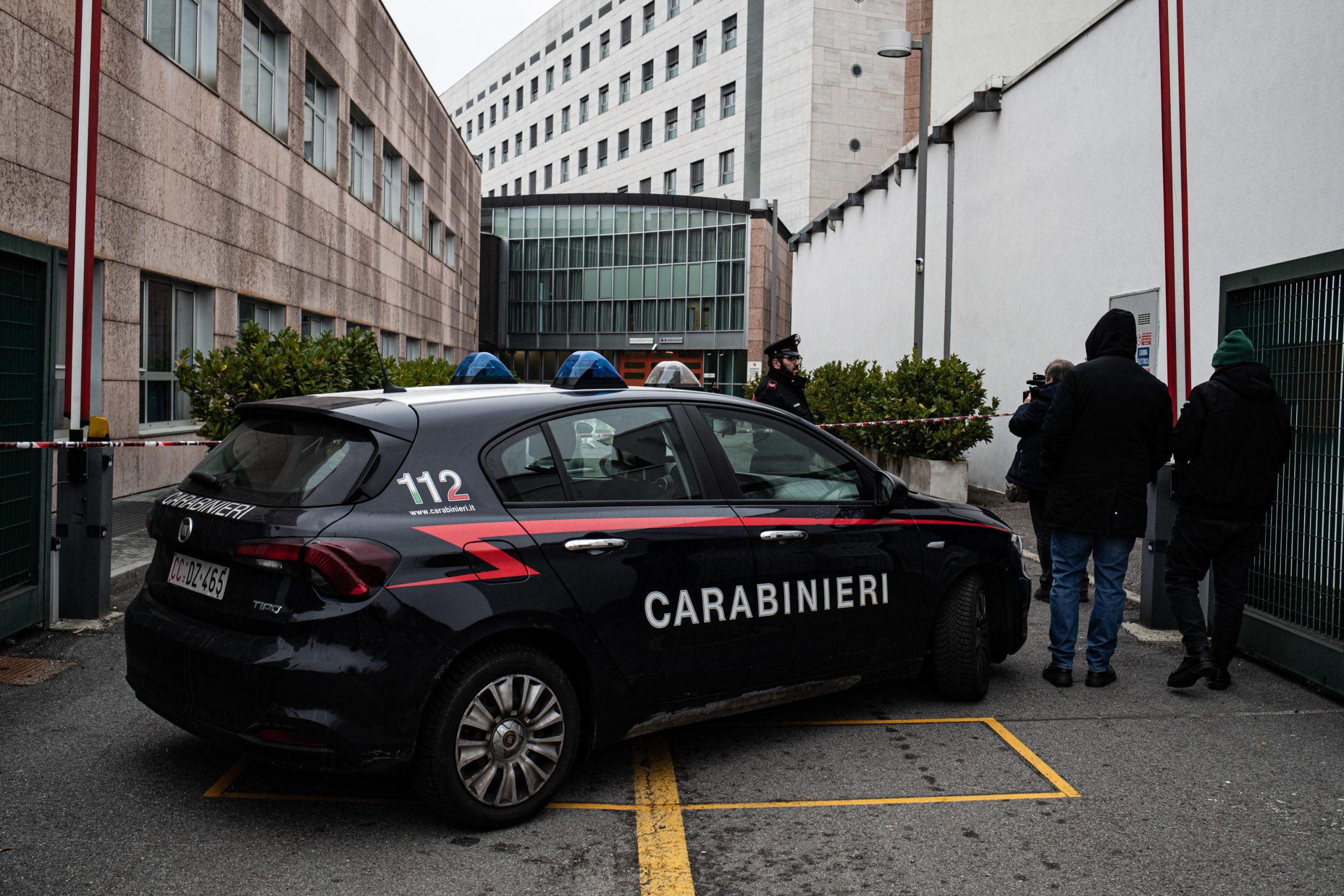 Roletto, uomo accoltellato da un collega mentre lavorava in fabbrica: è grave in ospedale