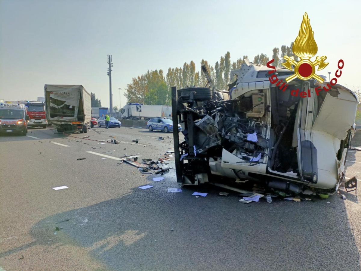 Incidente tra un furgone e un tir sull’Autostrada A22 del Brennero:…