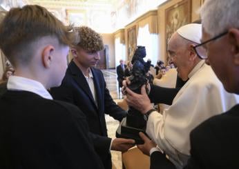 Papa Francesco, dimesso dal Gemelli: “Come sto? Sono ancora vivo!”