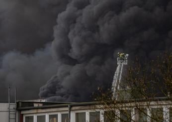 Incendio a Melzo: in fiamme il tetto di un appartamento