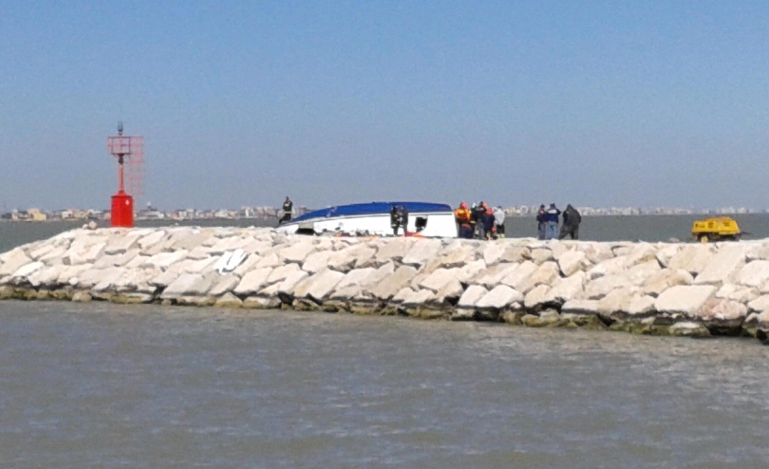 Rimini, si lancia con l’auto in mare e rifiuta i soccorsi: uomo muore annegato