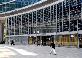 Milano, studenti in protesta davanti alla Regione Lombardia