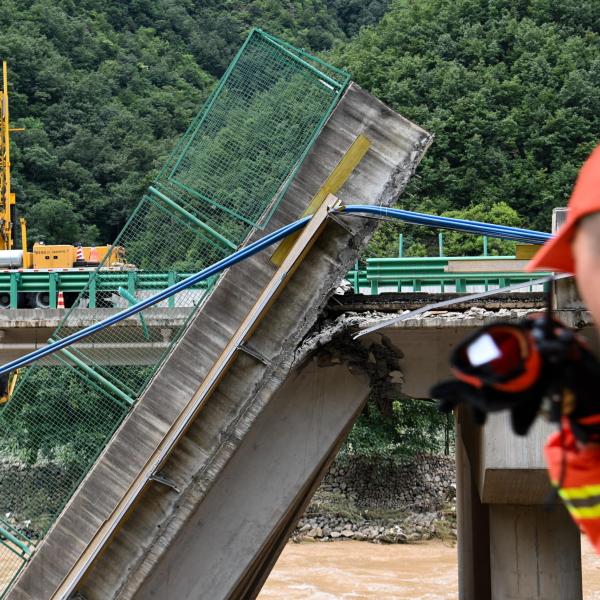 Maltempo in Cina, il crollo di un ponte nello Shaanxi provoca 12 vittime