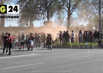 Derby Roma-Lazio 2024, i tifosi giallorossi si ritrovano intorno all’obelisco dello Stadio Olimpico | VIDEO